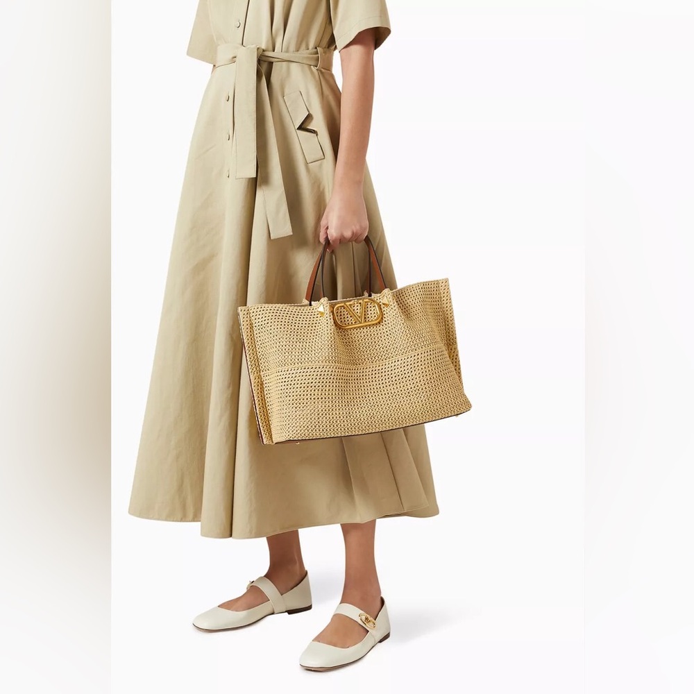 Valentino Garavani Vlogo straw medium tote - Picture 2 of 16